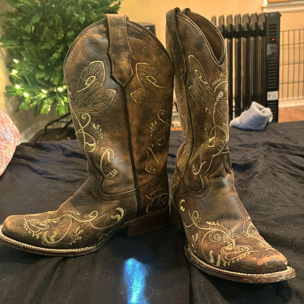 Embroidered cowgirl boots ￼